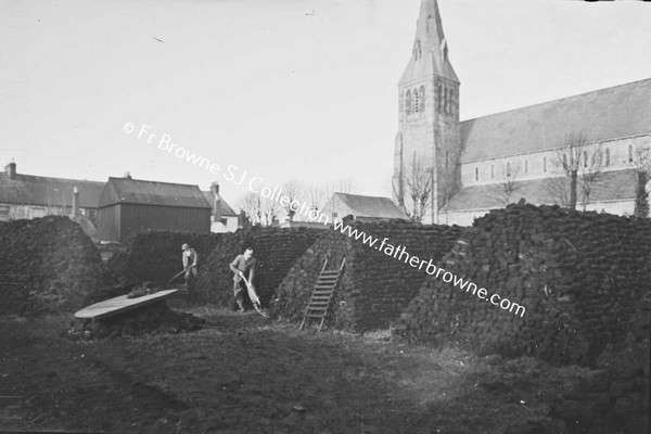 MUINTIR NA TIRE  TURFSTOCKS OUTSIDE PARISH CHURCH